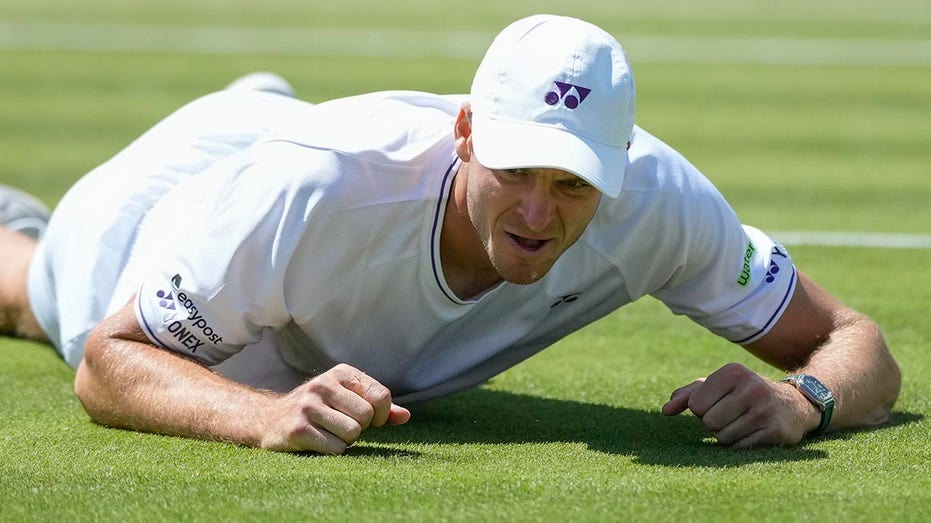 Hubert Hurkacz's Wimbledon bid stunningly ends after 2 valiant dives result in knee injury thumbnail