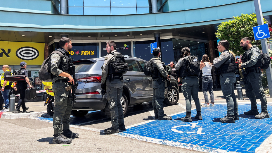 Stabbing attack at Israeli mall leaves 1 dead, authorities say thumbnail