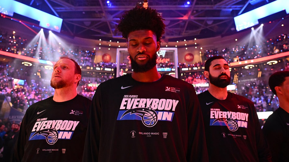 Jonathan Isaac, who famously stood for national anthem in 2020 bubble, agrees to new deal with Magic: report thumbnail