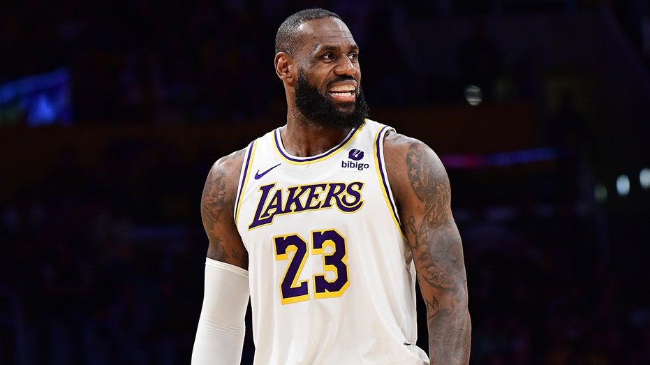 LeBron James agrees to 2-year deal with Lakers: report thumbnail
