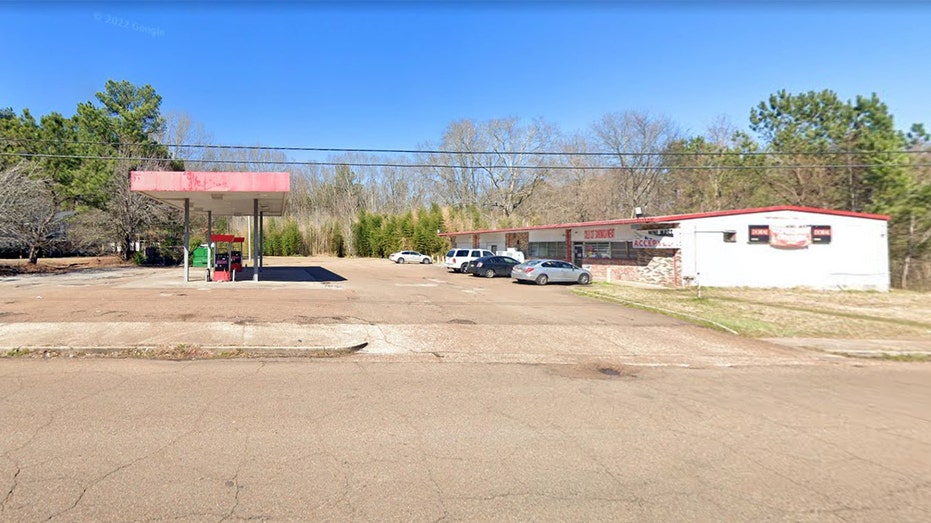Mississippi security guard shot, killed at convenience store; 3 teenagers charged