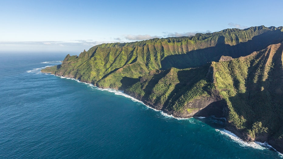 1 dead, 2 missing after tourist helicopter crashes off coast of Hawaiian island