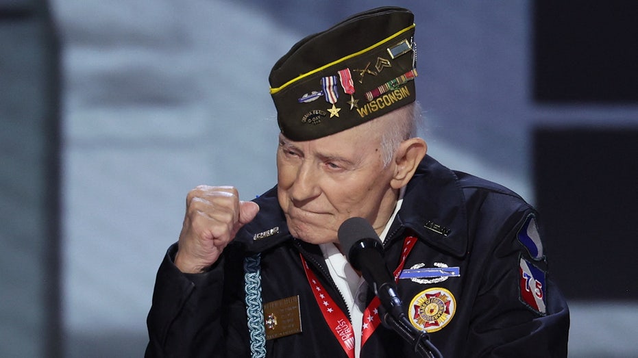 WWII veteran receives standing ovation, ‘USA’ chants after moving speech