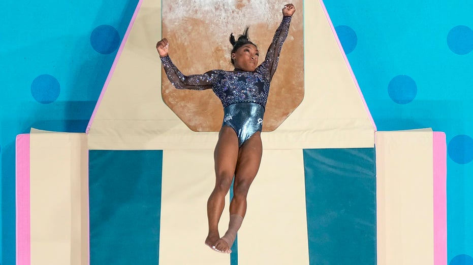 Simone Biles powers through apparent injury to nail Yurchenko double pike at Olympics, earns top scores