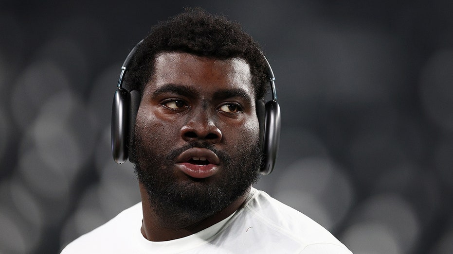 Eagles' 363-pound lineman pukes several times at first practice of training camp: reports