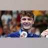 Boby Finke holds the medal