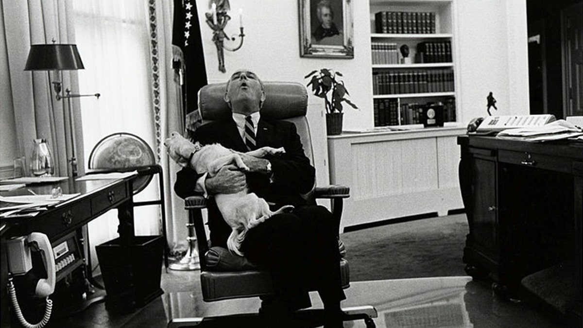 Präsident Johnson und sein Hund Yuki heulen das Weiße Haus an