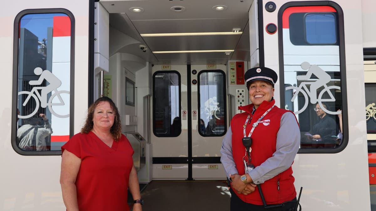 Caltrain menggunakan tenaga listrik 2