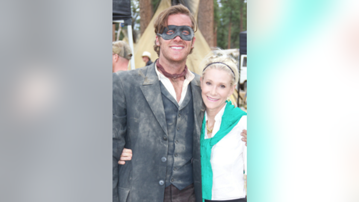 armie hammer con su madre dru en el set de rodaje de lone ranger