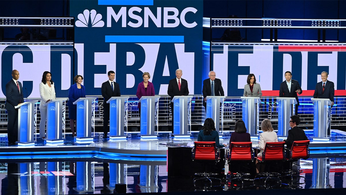 Para kandidat bersiap untuk berdebat dalam debat utama Demokrat kelima pada musim kampanye presiden 2020 yang diselenggarakan bersama oleh MSNBC dan The Washington Post di Tyler Perry Studios di Atlanta, Georgia pada tanggal 20 November 2019.