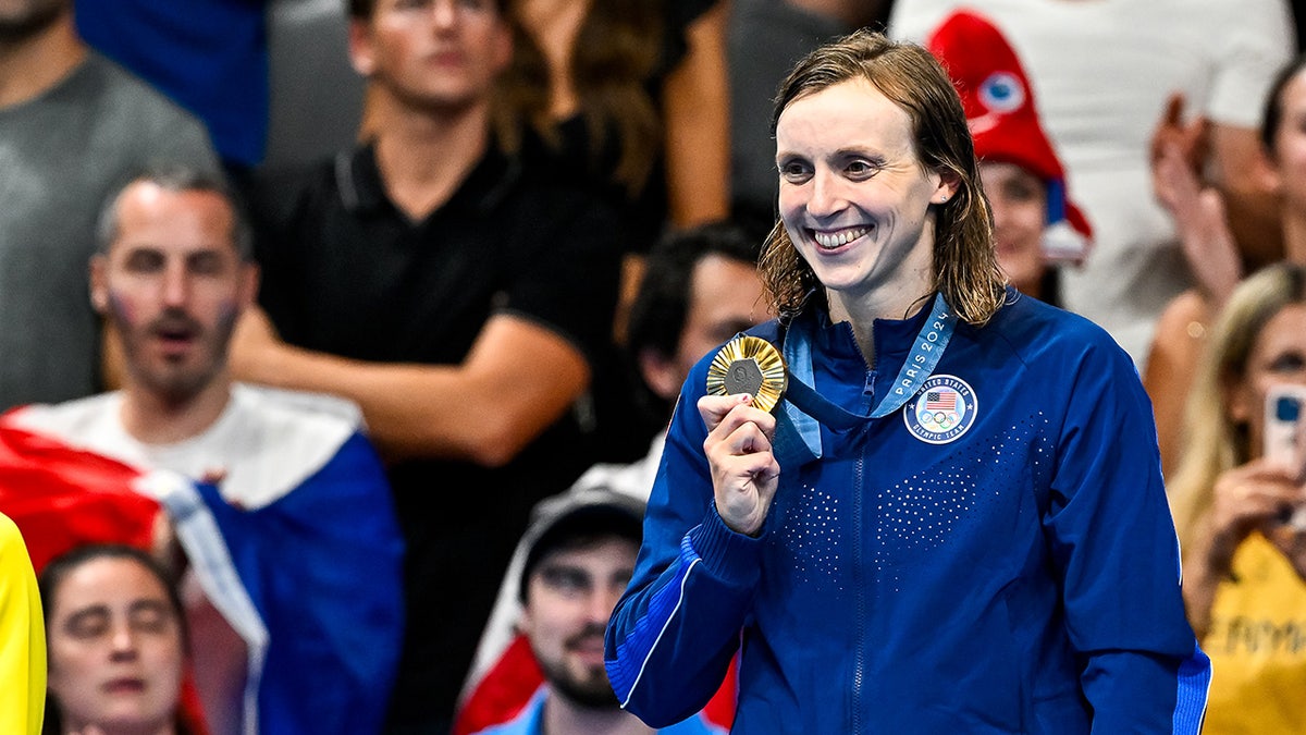 Katie Ledecky mostra seu ouro