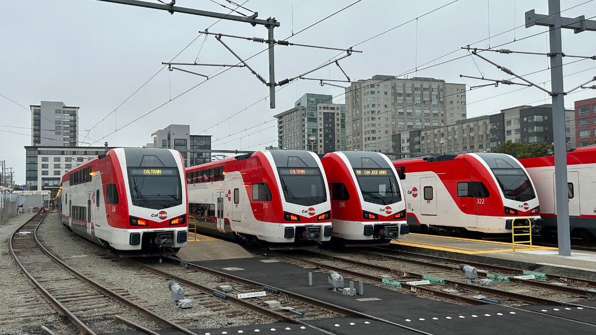 Caltrain menggunakan listrik 4