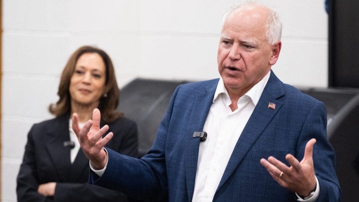 El gobernador Tim Walz con la vicepresidenta Kamala Harris detrás a su derecha