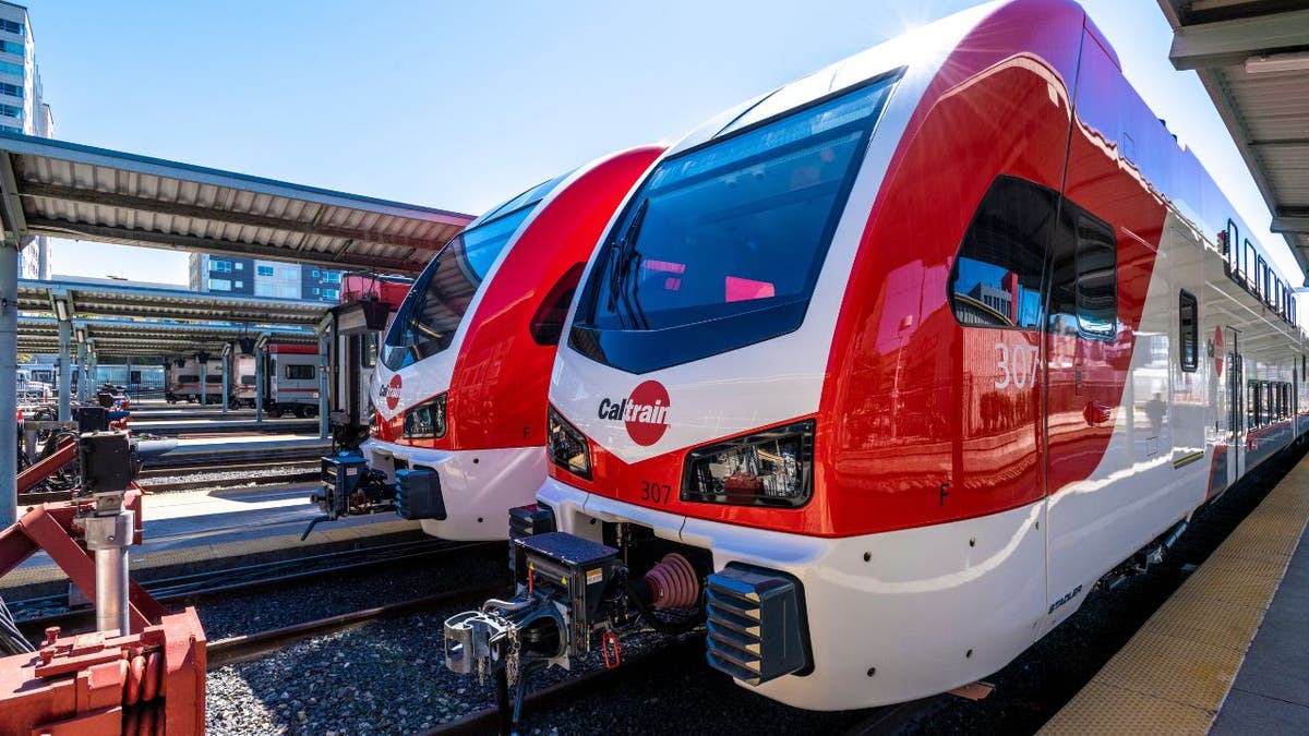 Caltrain menggunakan listrik 5