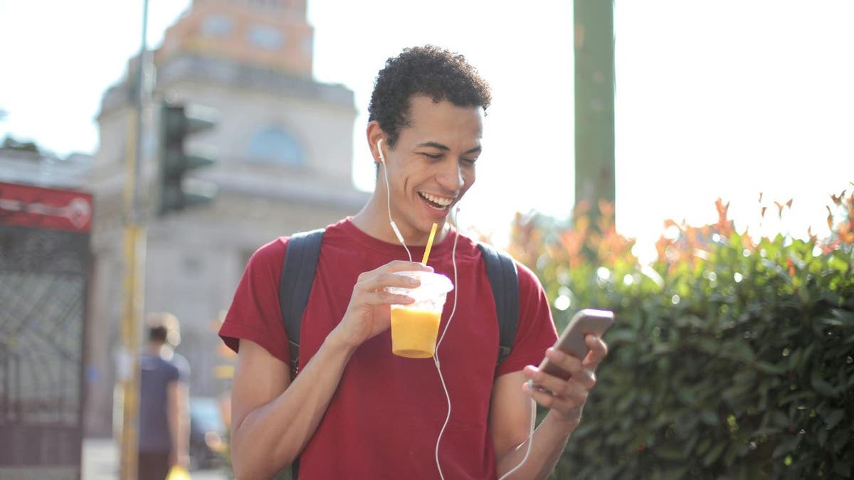 hombre al teléfono