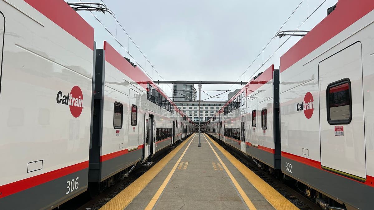 Caltrain menggunakan listrik 6