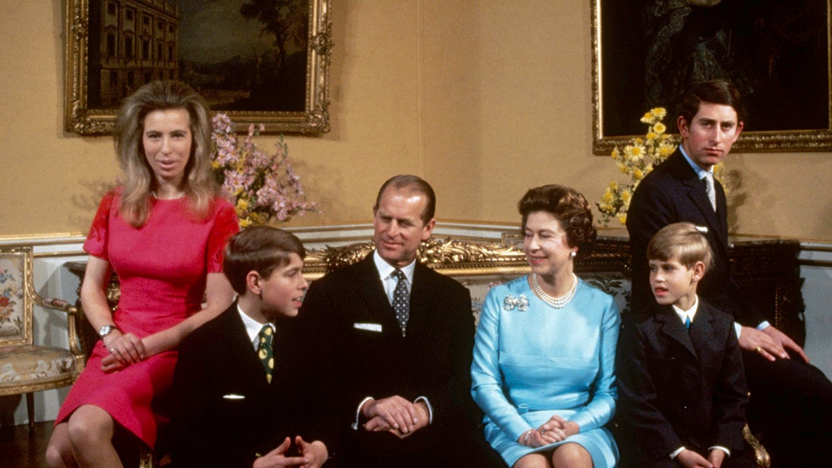 La familia real posando junta en el interior del palacio.