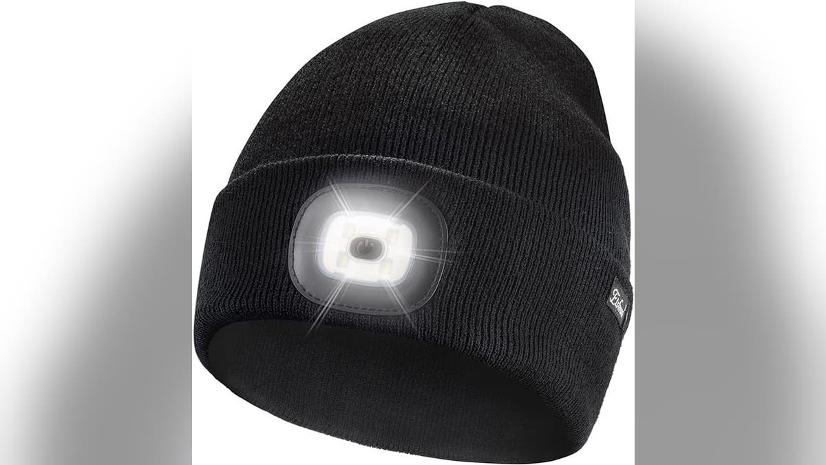 Ilumine seu caminho com um gorro de LED. 