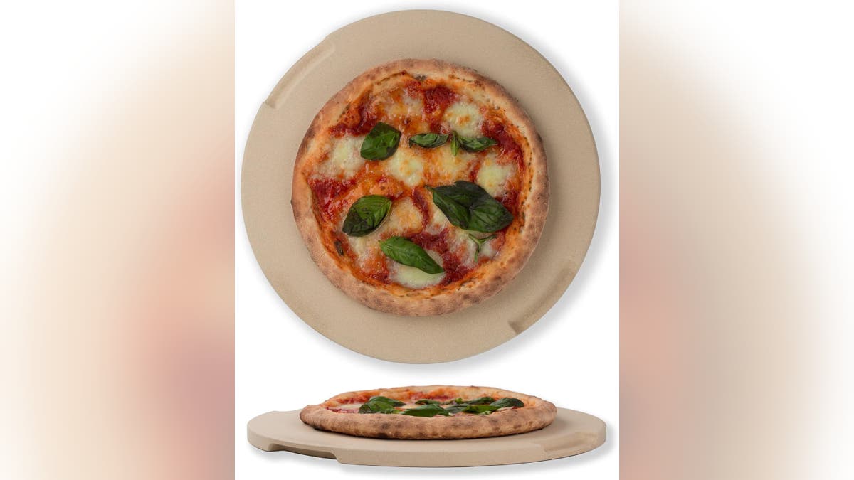 Faça uma pizza perfeita em uma pedra para pizza. 