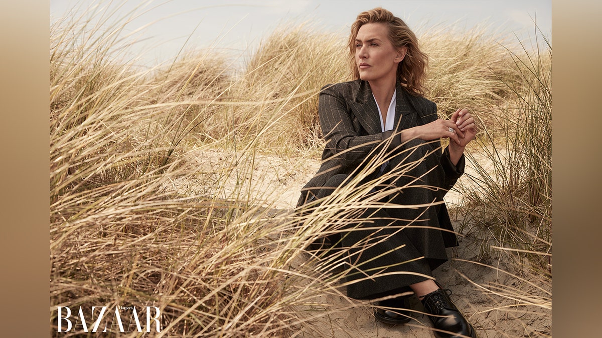 Kate Winslet en un campo en una foto para Harper's Bazaar.