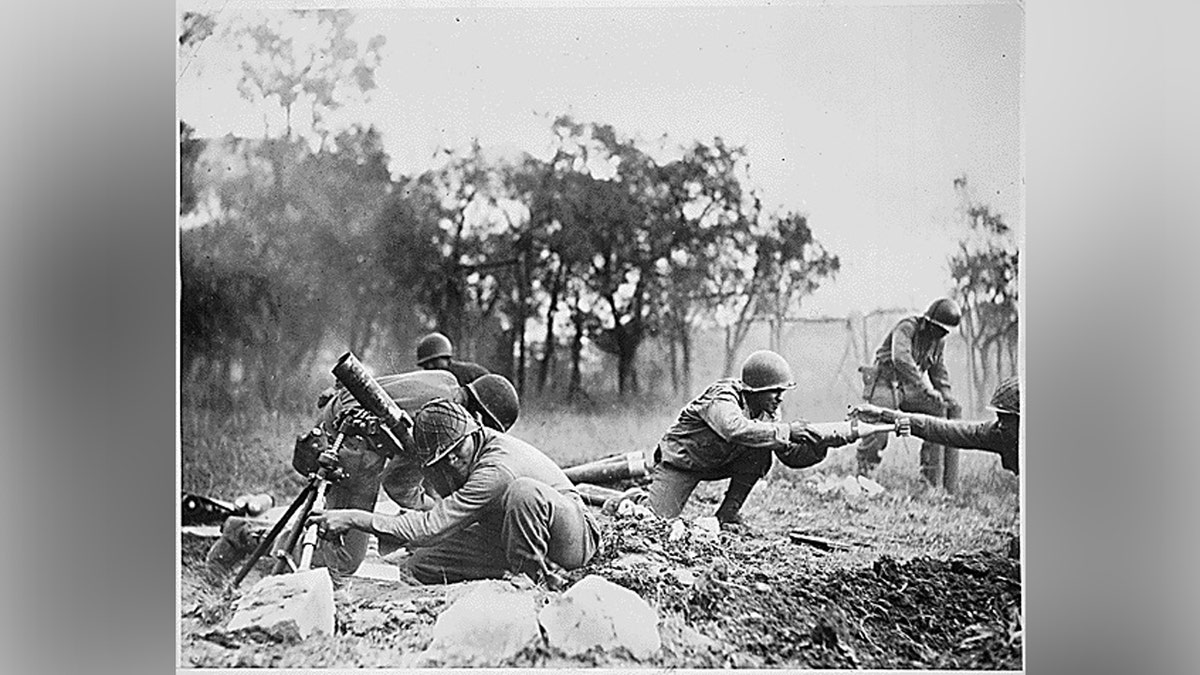 Miembros del 92º de Infantería en combate en esta fotografía de la Agencia de Contabilidad de los prisioneros de guerra y los desaparecidos en combate.