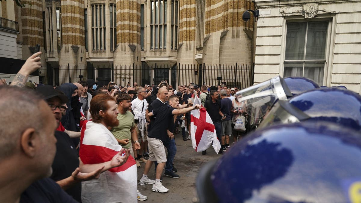 Manifestantes se enfrentan a la policía durante la protesta "Basta ya" en Whitehall, Londres, el miércoles 31 de julio de 2024, tras el apuñalamiento mortal de tres niños en una clase de baile y yoga durante las vacaciones de verano, con temática de Taylor Swift, a principios de este mes en Southport. (Jordan Pettitt/PA vía AP)