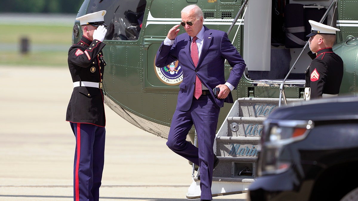 El presidente Joe Biden desciende del Marine One