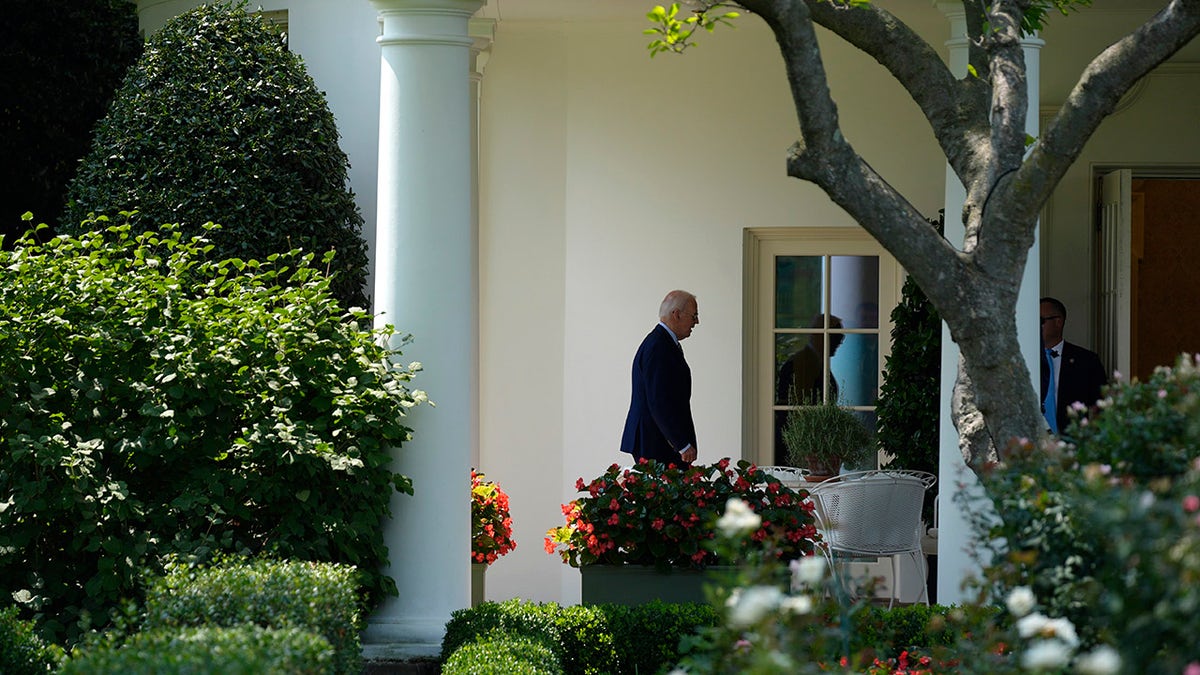 Biden walks back to the White House