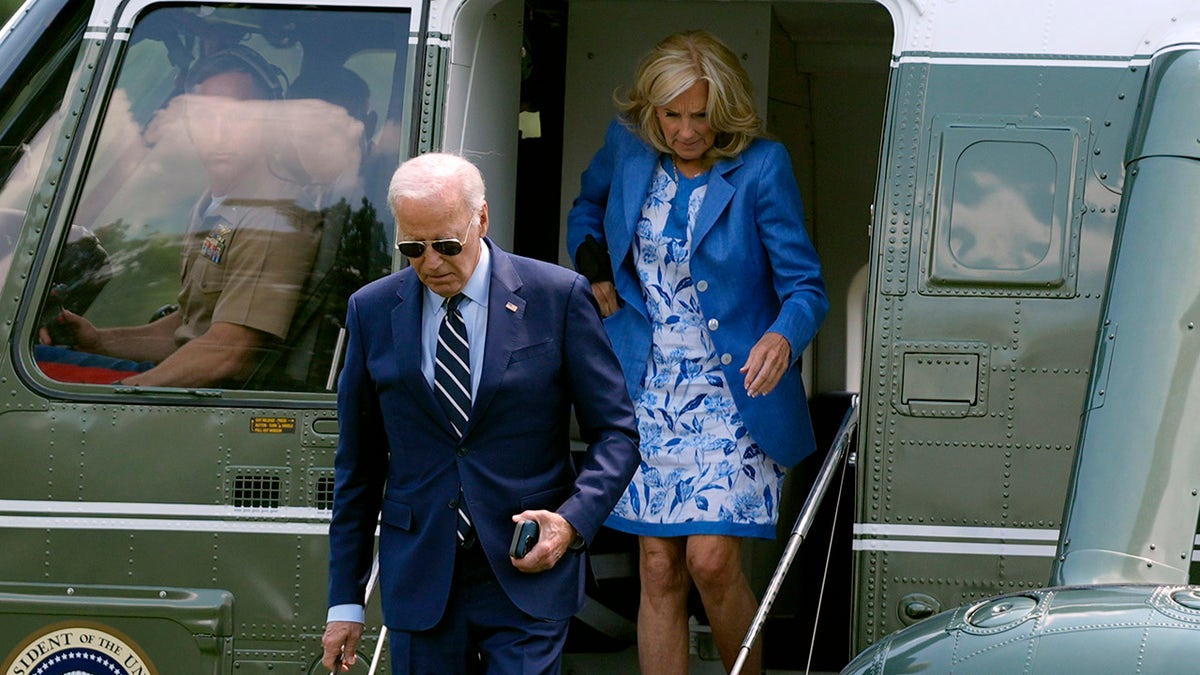 Los Biden bajan del Marine Force One