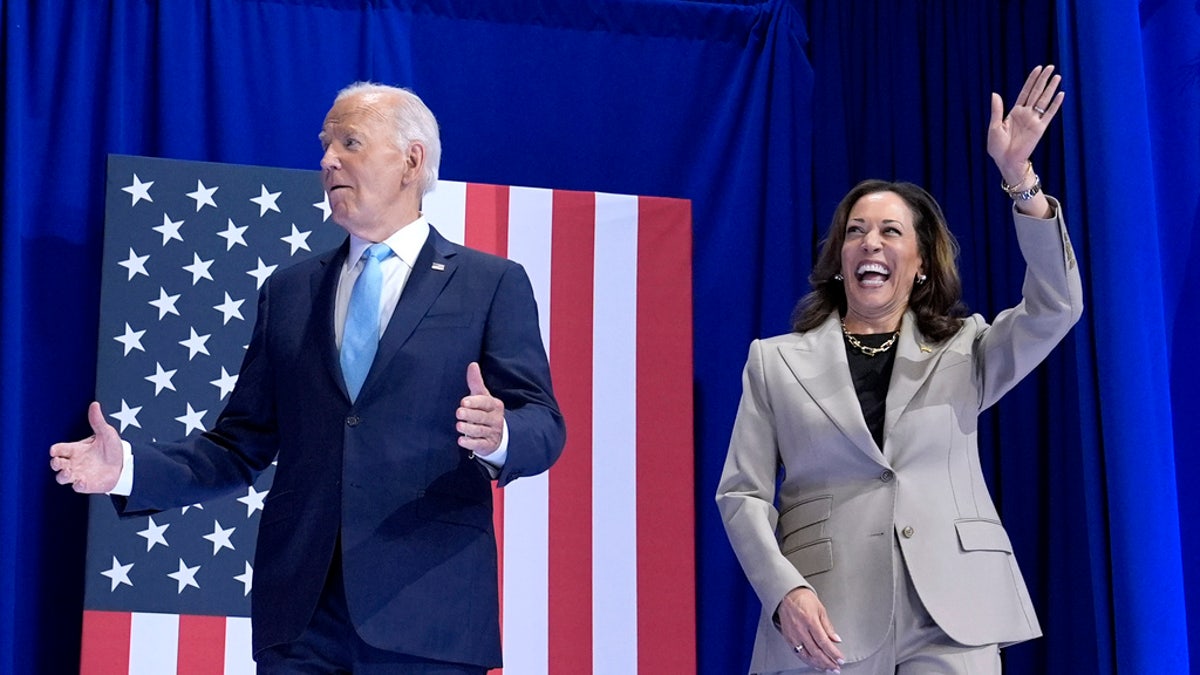 El presidente Biden, a la izquierda, con la vicepresidenta Kamala Harris, delante de la bandera de EE.UU.