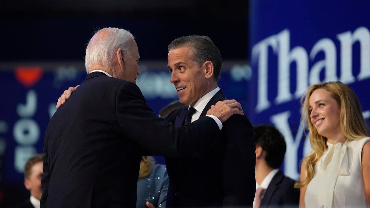 Biden y su hijo Hunter en el escenario de la Convención Nacional Demócrata