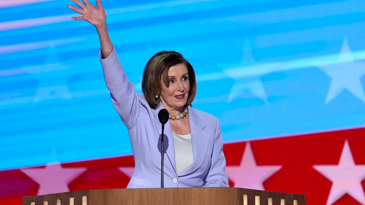 Pelosi saluda a los asistentes al DNC