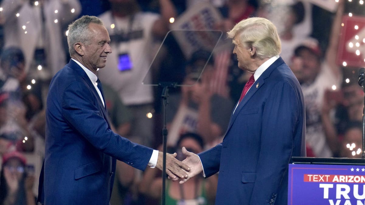 Trump shakes hands with RFK Jr