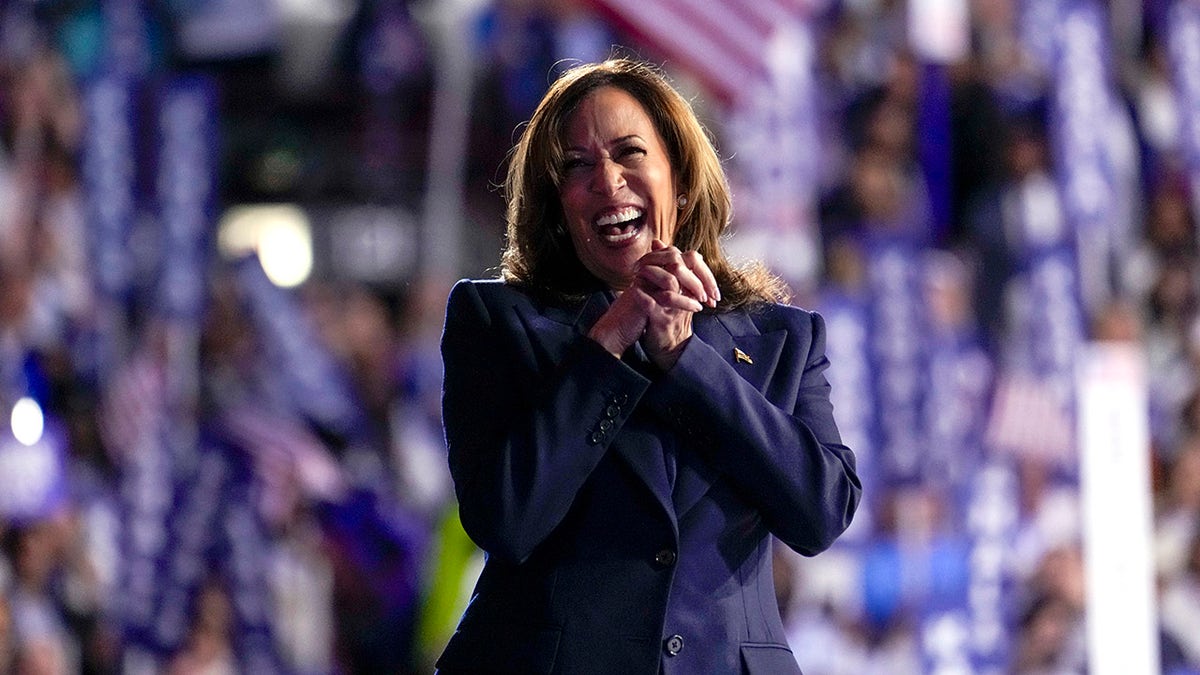 primer plano de la vicepresidenta Kamala Harris en el escenario del DNC, riendo