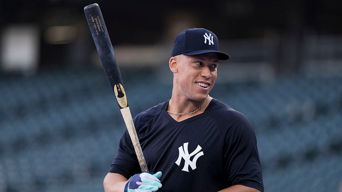 Aaron Judge mira