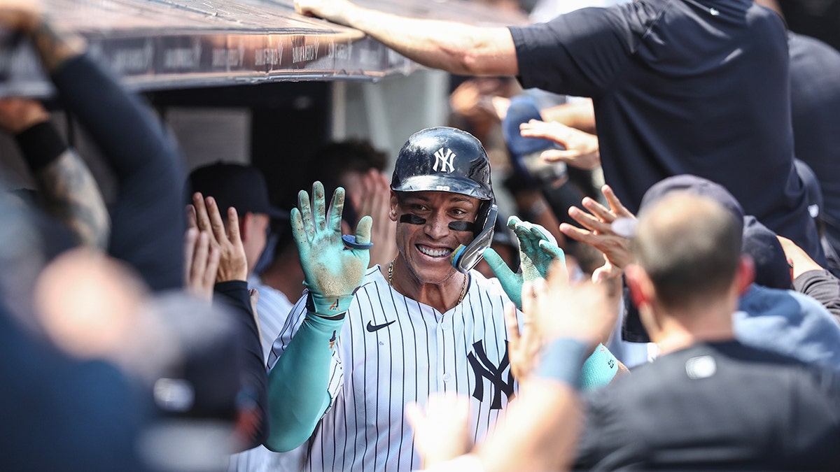 Aaron Judge celebra con sus compañeros de equipo