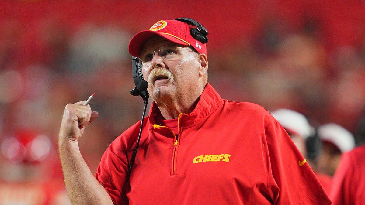 Andy Reid bereaksi selama pertandingan NFL