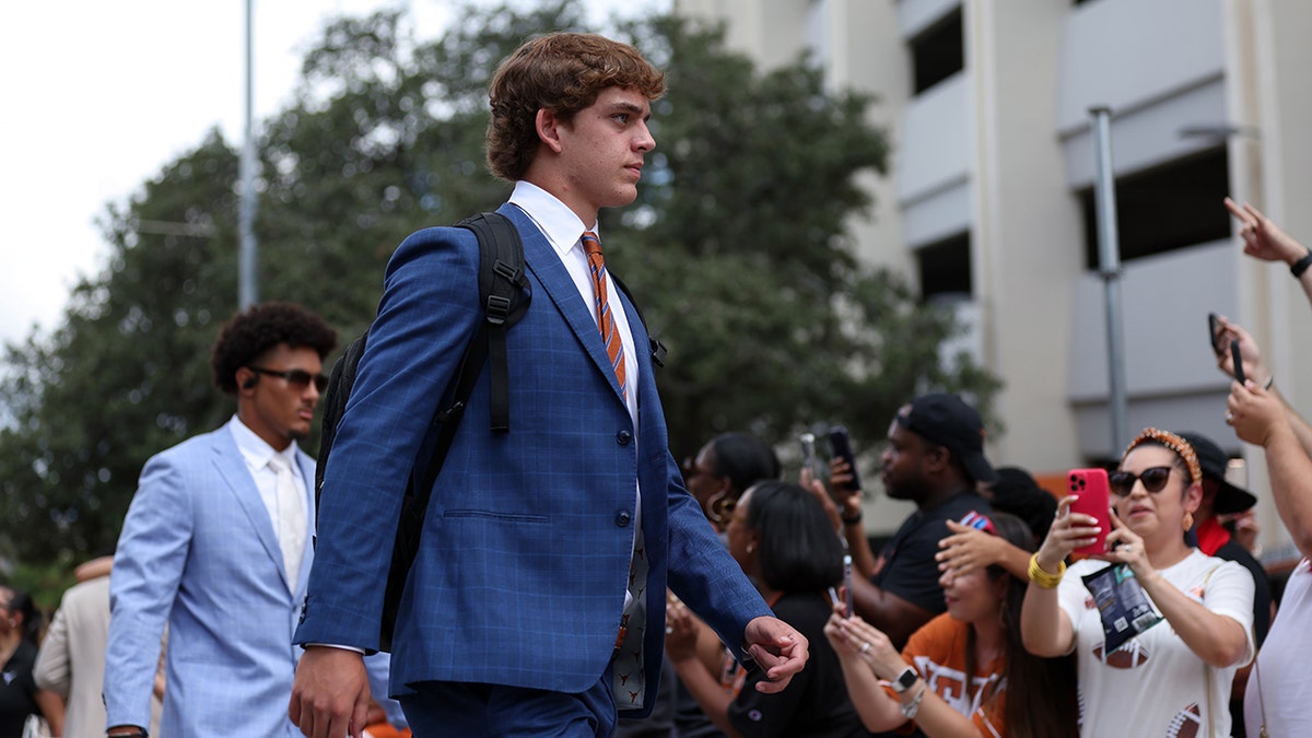 Arch Manning entra en el estadio