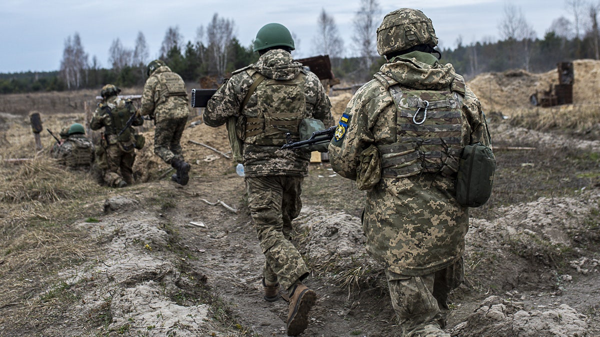 El Batallón 120 de Defensa Territorial participa en ejercicios de entrenamiento cerca de la frontera con Bielorrusia en Chernobyl, Ucrania, el 16 de marzo de 2024, mientras la guerra entre Rusia y Ucrania continúa durante los últimos dos años.