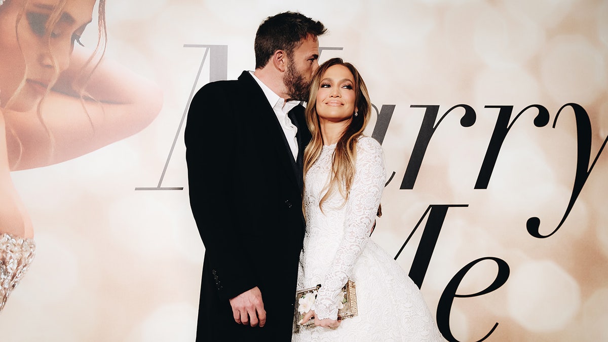 Ben Affleck beijando a cabeça de Jennifer Lopez no tapete vermelho