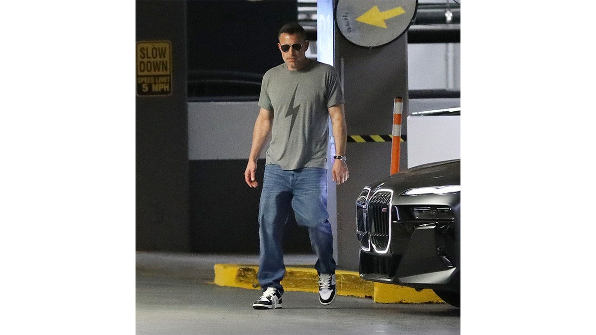 Ben Affleck is not wearing his wedding ring