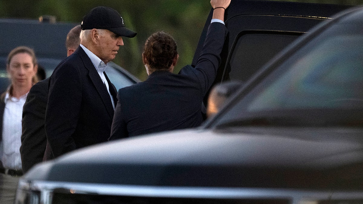 Biden llega a Delaware y se sube a un coche