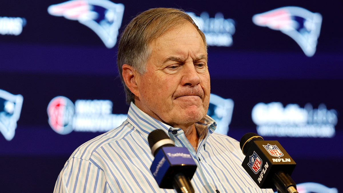 Bill Belichick mira hacia abajo