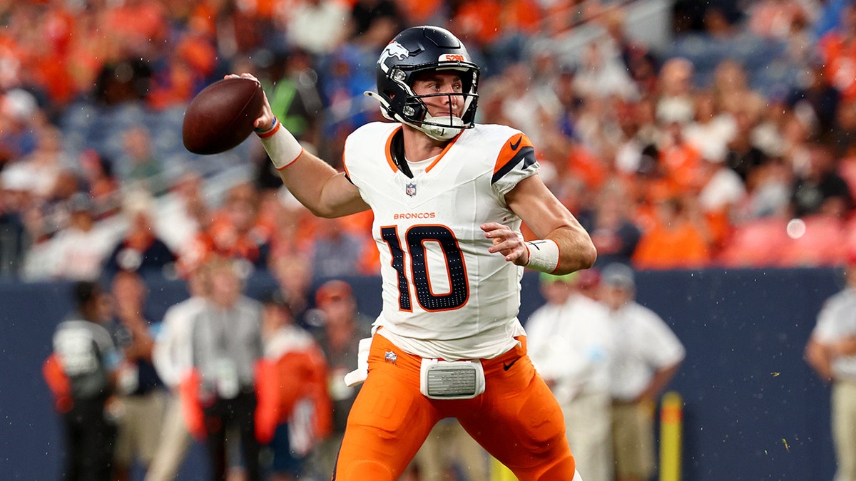 Bo Nix throws on run