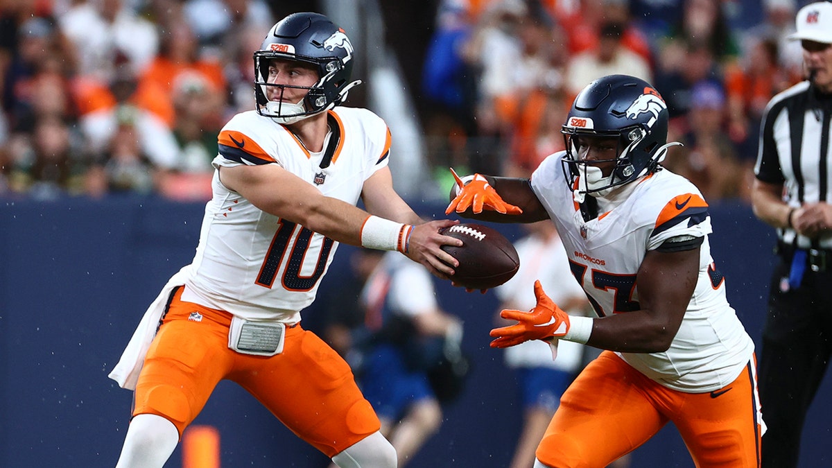 Bo Nix entrega el balón