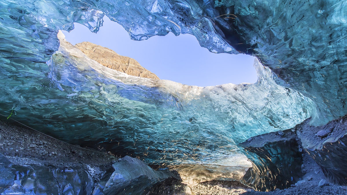 Cueva de hielo natural de cristal