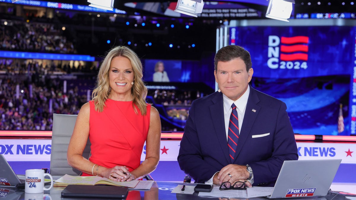 Martha MacCallum y Bret Baier copresentaron la cobertura de la Convención Nacional Demócrata. (FOX News Media)