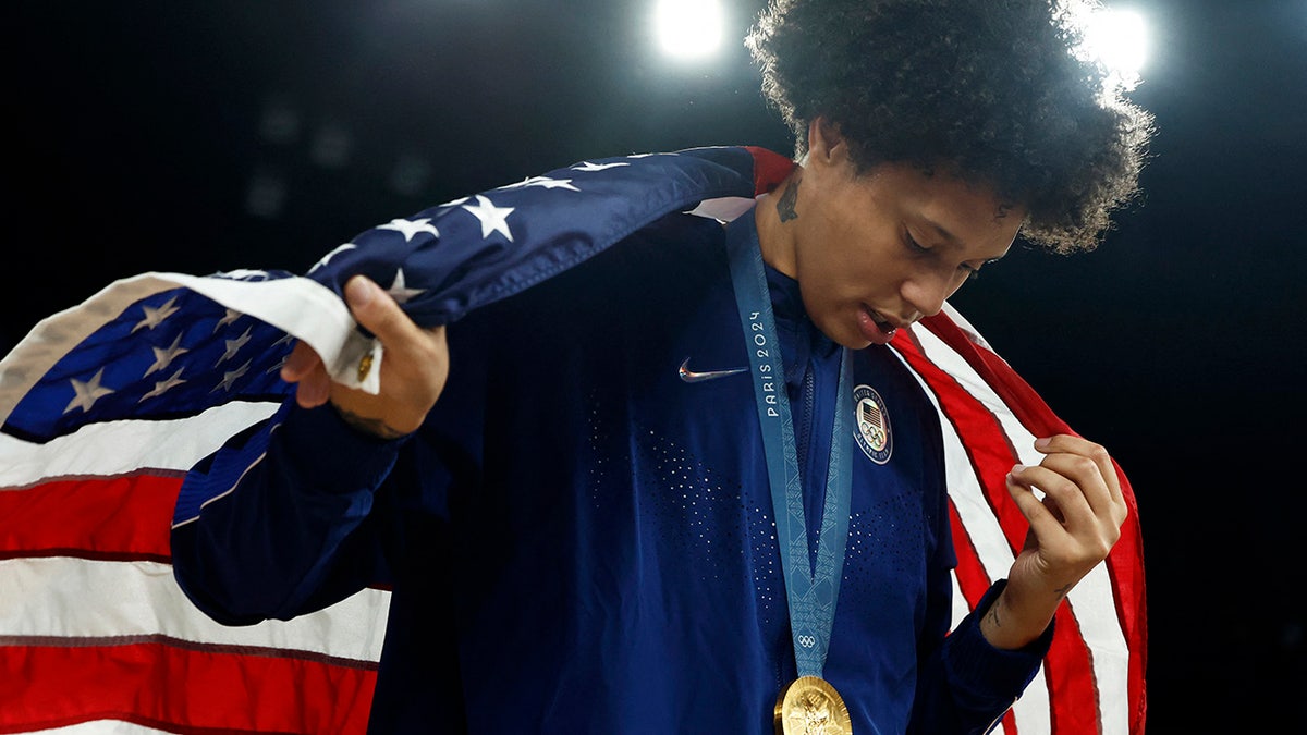 Brittney Griner con la bandera