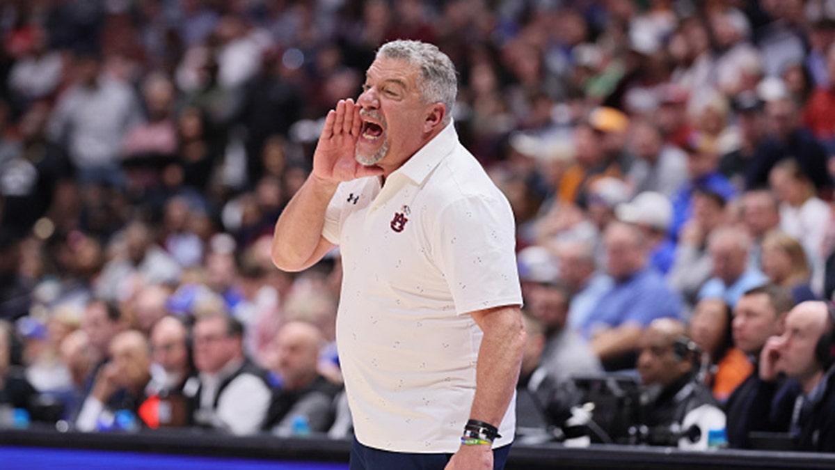 Bruce Pearl screams on the pitch