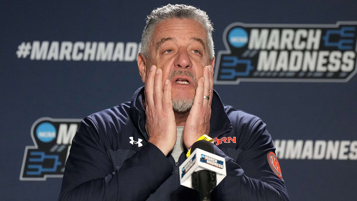 Bruce Pearl habla con los periodistas